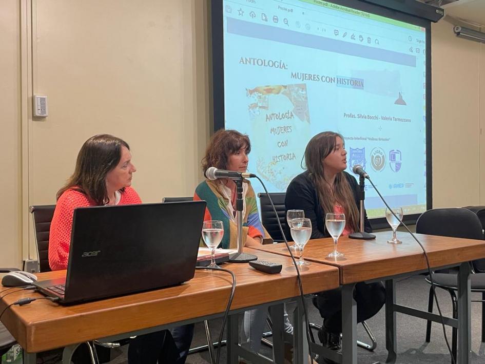 Presentación del libro "Mujeres con Historia" Libro "Mujeres con Historia"