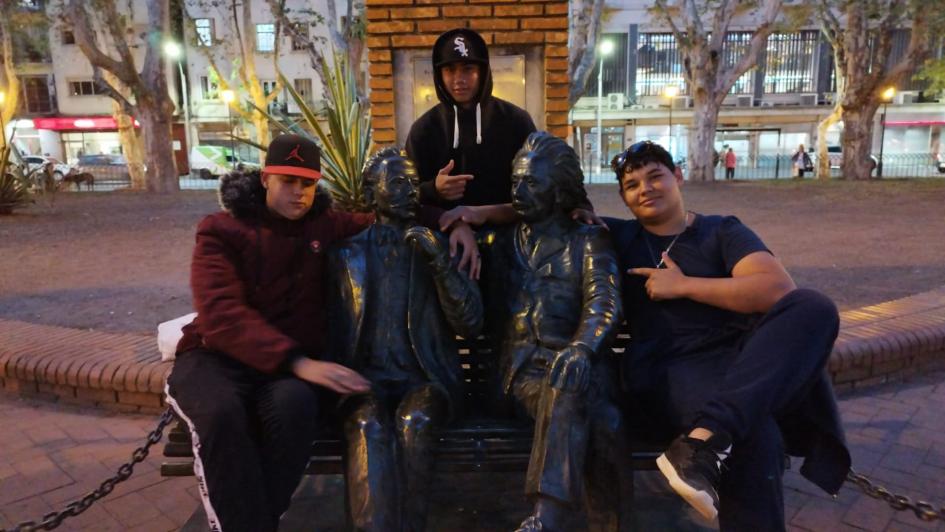 Estudiantes de Cecap La Paz fueron a ver la obra "Ta propia - Hay cosas que tienen sentido". Estudiantes junto a la estatua de Albert Einstein en la plaza de los Treinta y Tres