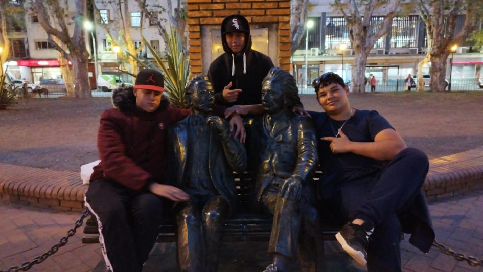 Estudiantes junto a la estatua de Albert Einstein en la plaza de los Treinta y Tres