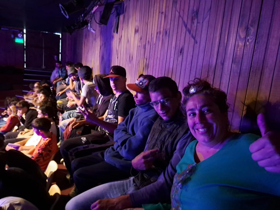 Estudiantes de Cecap La Paz fueron a ver la obra "Ta propia - Hay cosas que tienen sentido". Estudiantes en la sala del teatro tomándose una selfie