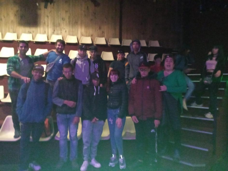Estudiantes de Cecap La Paz fueron a ver la obra "Ta propia - Hay cosas que tienen sentido". Estudiantes en la sala del teatro