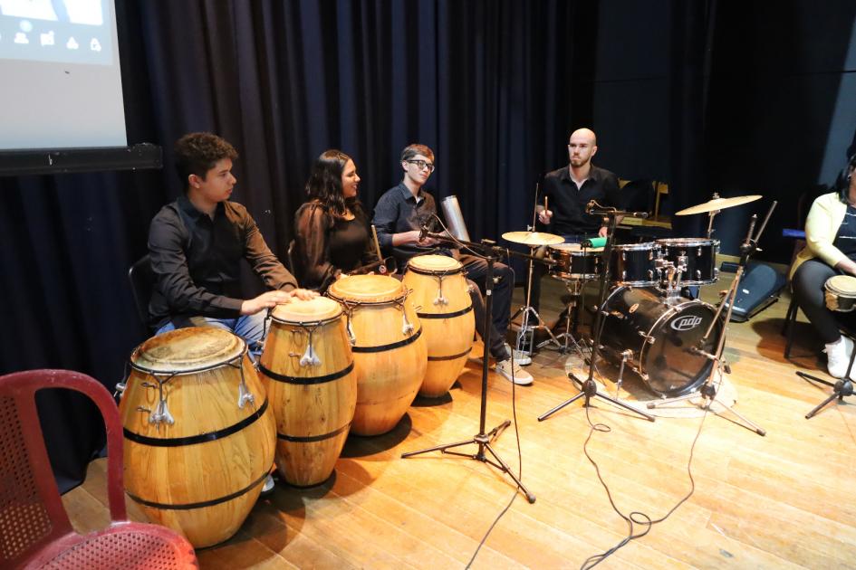 Banda con tambores, batería y micrófonos