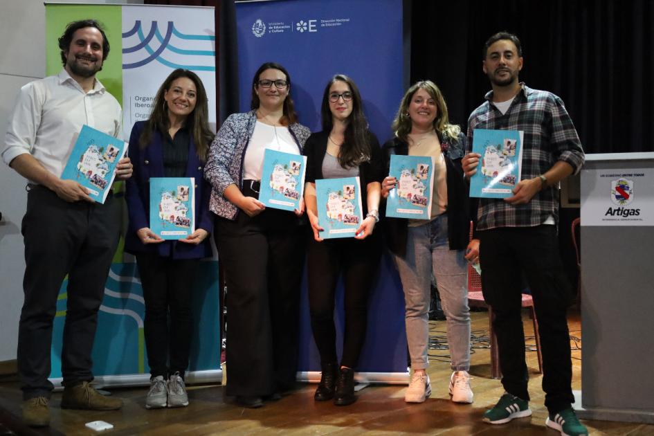 Lanzamiento del libro "Muros que unen 2022" Autoridades posando con ejemplares del libro