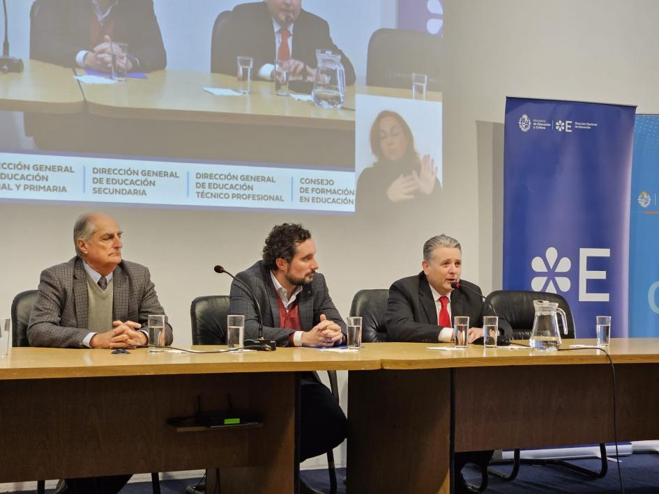 MEC y ANEP lanzan curso para de directores de centros de formación docente Pizzichillo y Baroni durante la apertura, hablando