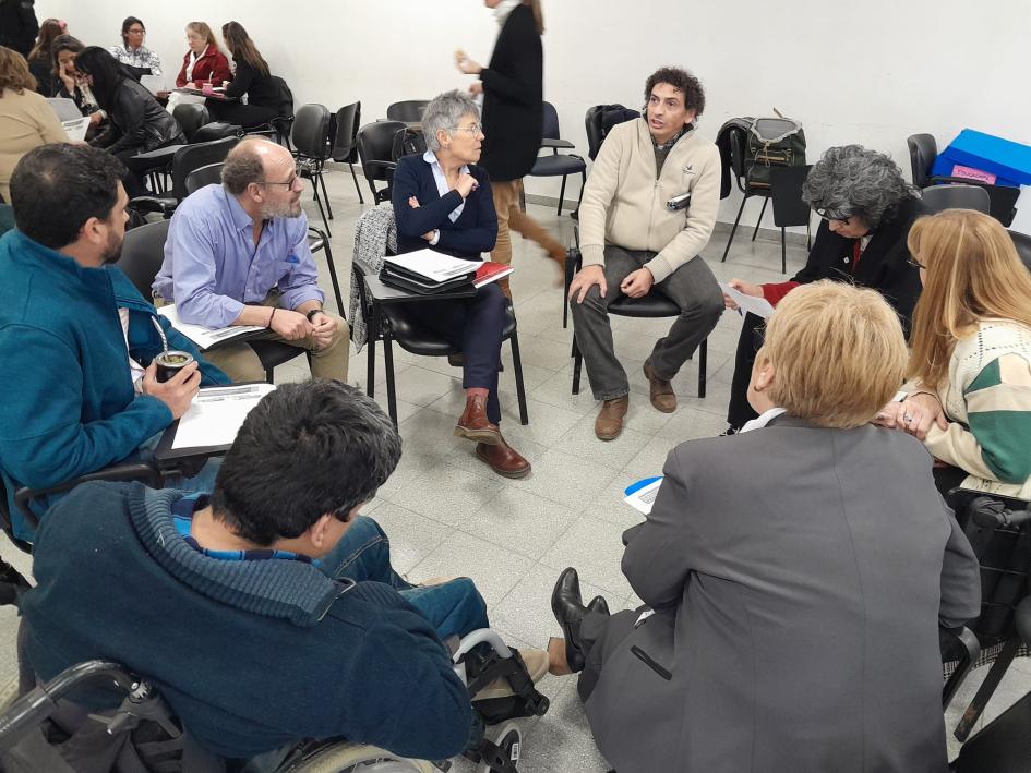 Personas intercambiando ideas en un aula