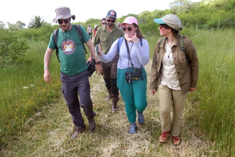 Gastón Varela, Rhodri Hall, Hanna Anderson y Mariana Cosse recorriendo el área protegida Humedales