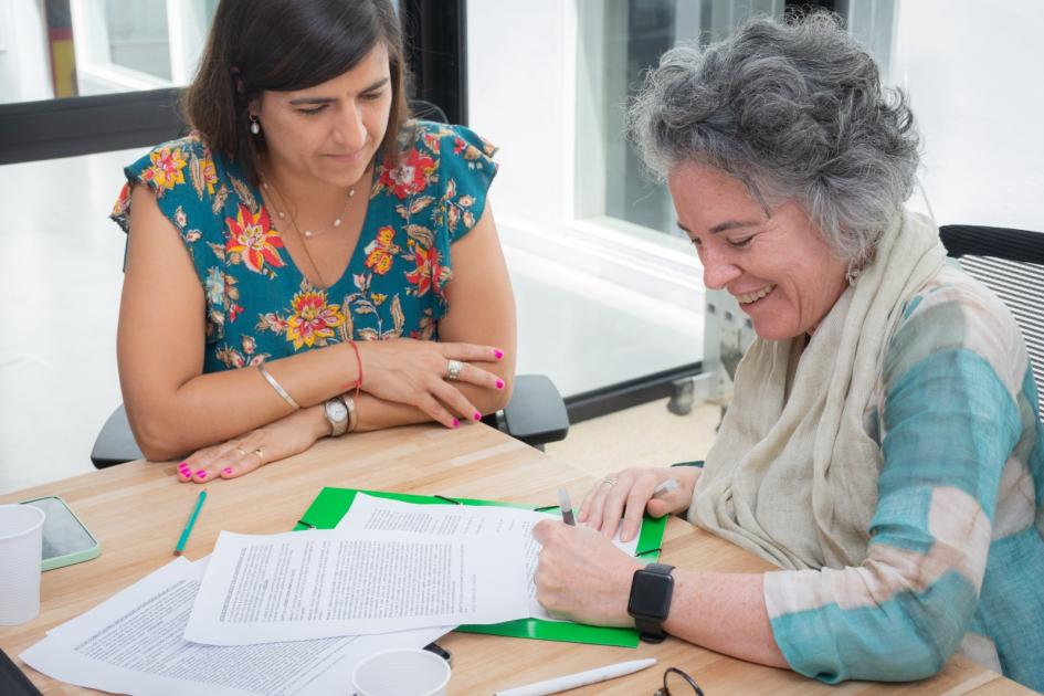 Reunión firma de acta constitutiva Firma Mariana Wainstein