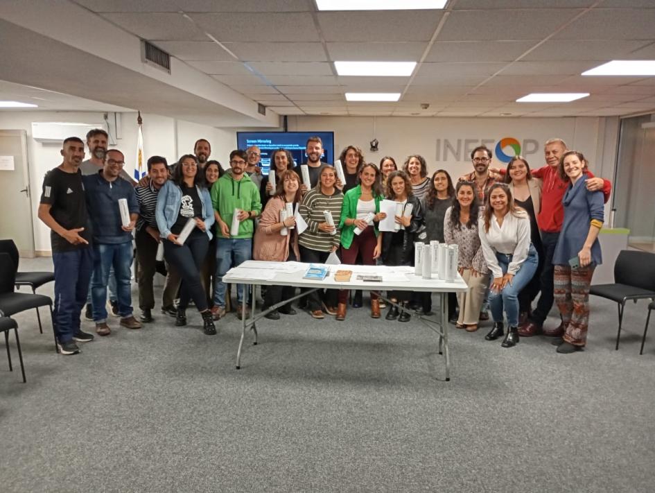 Arte y gestión cultural: experiencias en territorio Participantes de pie posando junto a sus diplomas