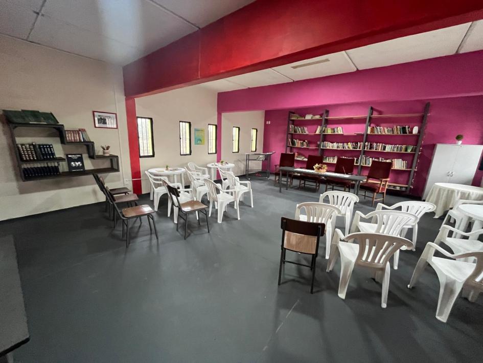 Unidad N.º 24 del Instituto Nacional de Rehabilitación. Salón con sillas