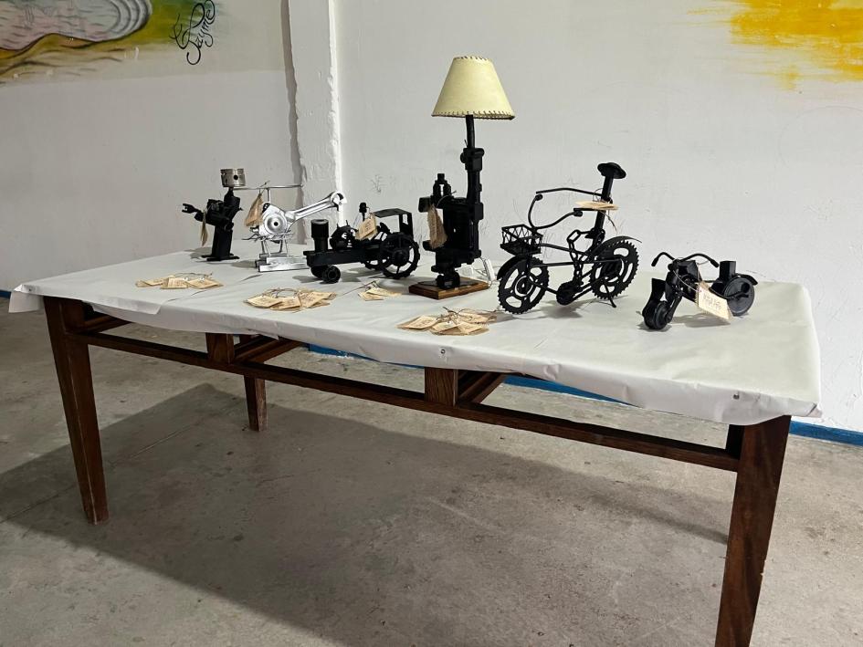Unidad N.º 24 del Instituto Nacional de Rehabilitación. Mesa con herrajes