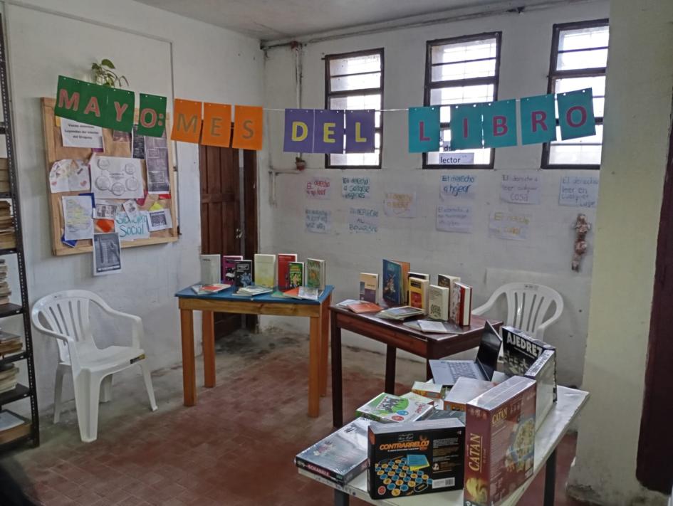 Inauguración de biblioteca multimodal en la Unidad N.º16 de Paysandú Mesa con libros
