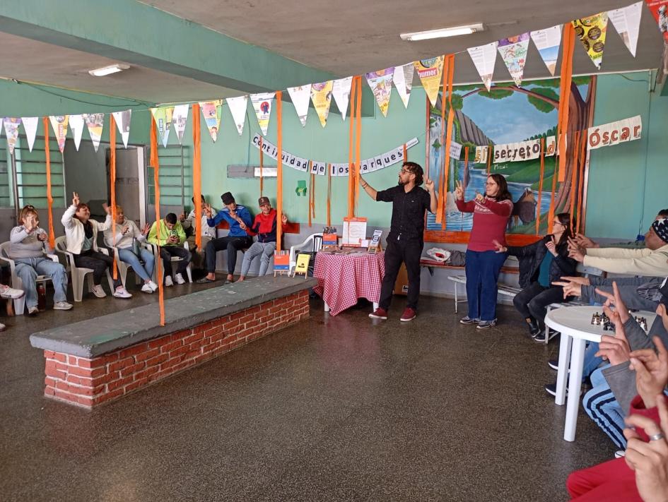 Inauguración de biblioteca multimodal en la Unidad N.º16 de Paysandú Usuarios participando de la inauguración