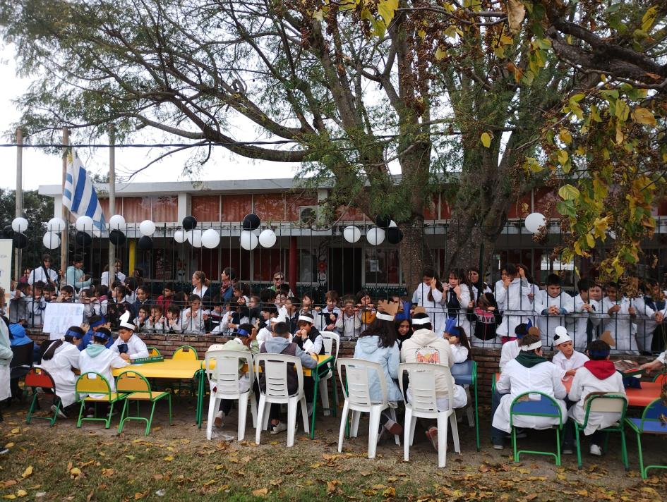 Escuela nº102, Florida Niños jugando al ajedrez en la escuela