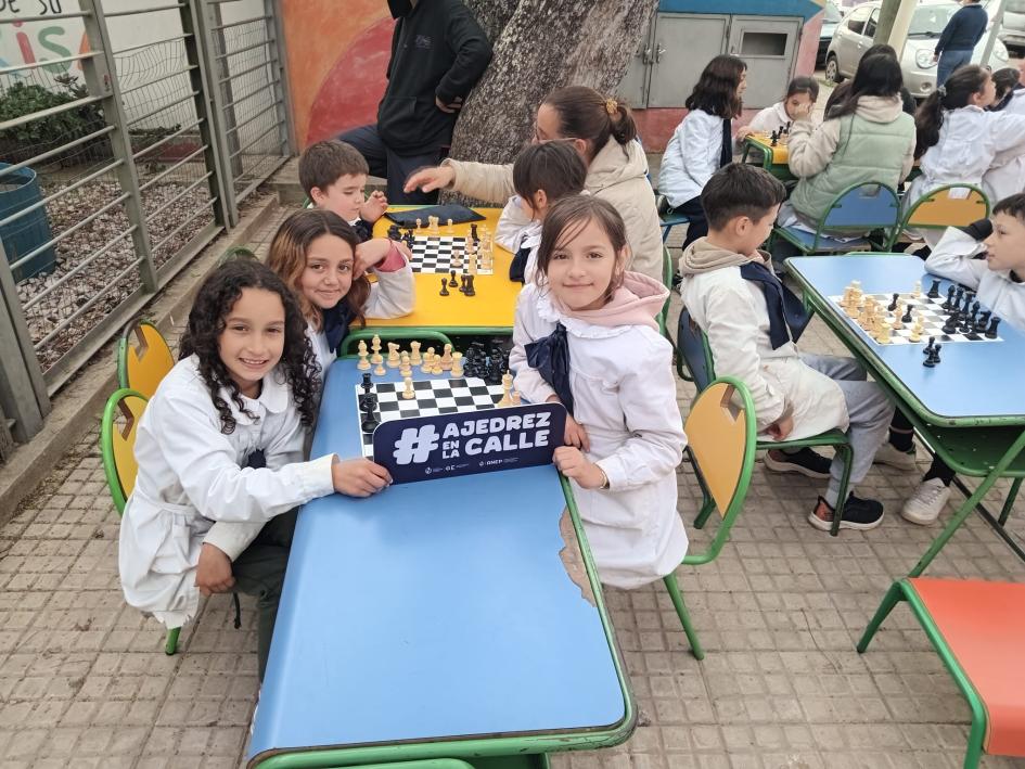 Escuela nº11, Santa Bernardina, Durazno Escolares jugando al ajedrez