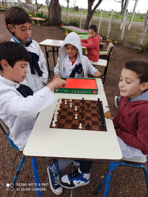 Escuela nº18, Soriano Niños jugando al ajedrez