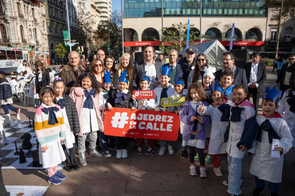 Plaza del Entrevero, Montevideo Foto con autoridades y escolares