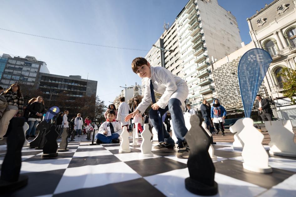 Plaza del Entrevero, Montevideo Escolar jugando al ajedrez