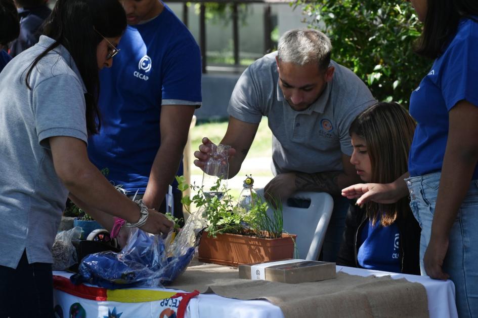 Participantes exponiendo sus trabajos