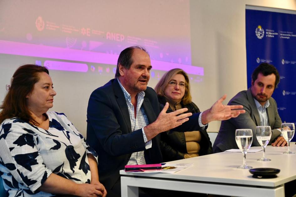 autoridades en Entrega de premios Científicas de tu comunidad 2024 autoridades en Entrega de premios Científicas de tu comunidad 2024
