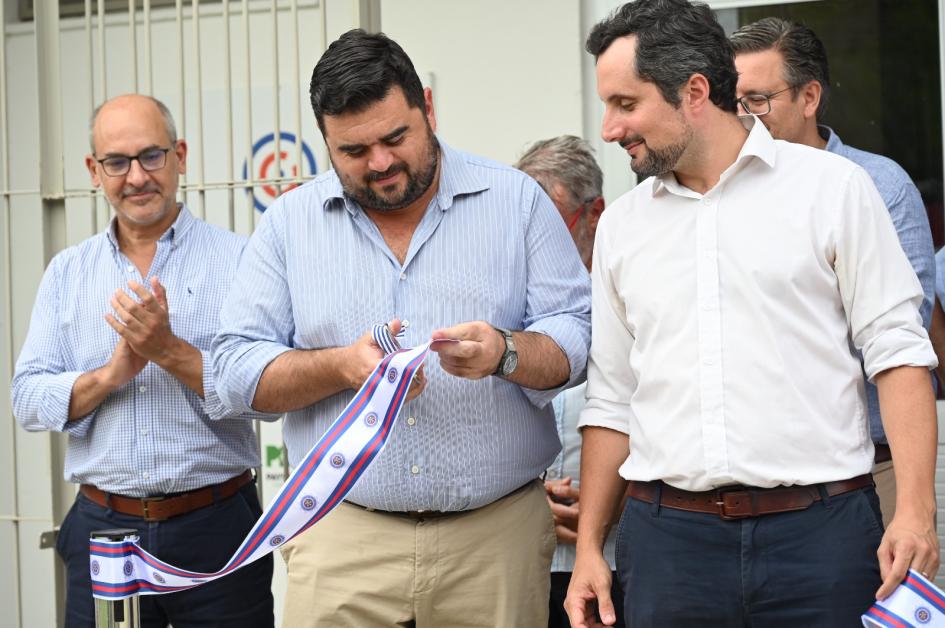 Inauguración de obras Cecap Paysandú Autoridades cortando la cinta de inauguración