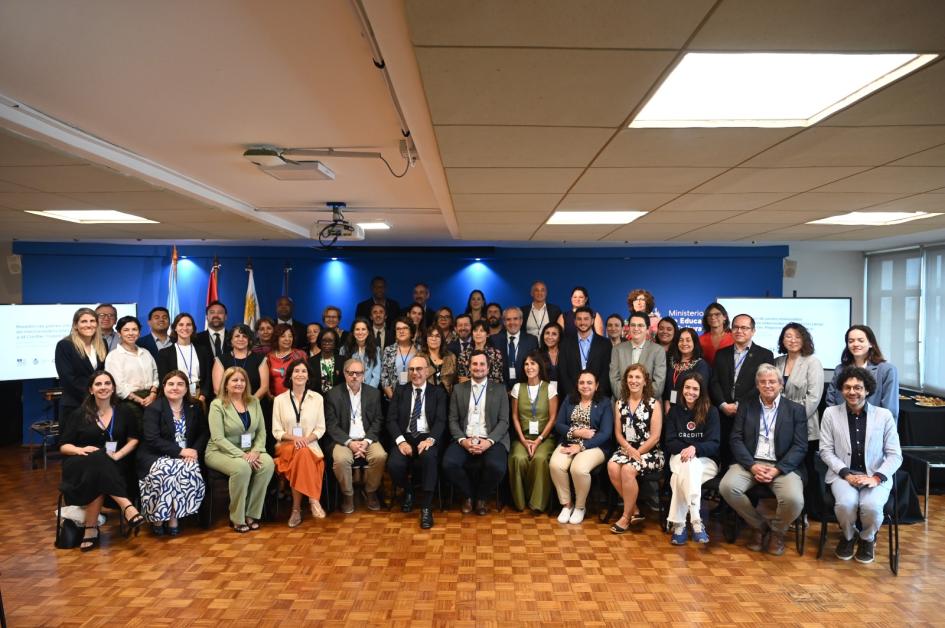 Primera reunión de partes interesadas en microcredenciales en América Latina y el Caribe Foto grupal de todos los participantes