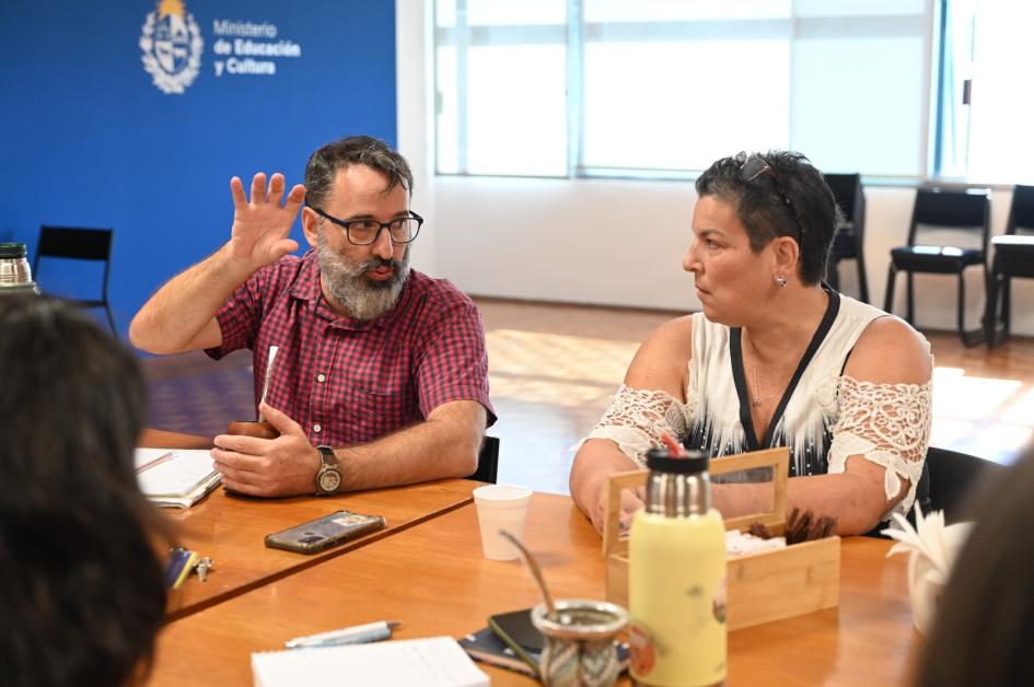 Consejo Coordinador de Primera Infancia Participantes del Consejo alrededor de una mesa