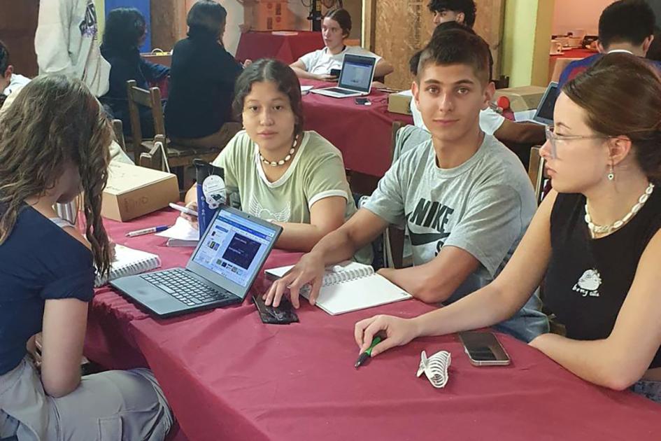 Campamento Latinoamericano de ciencias Estudiantes alrededor de una mesa