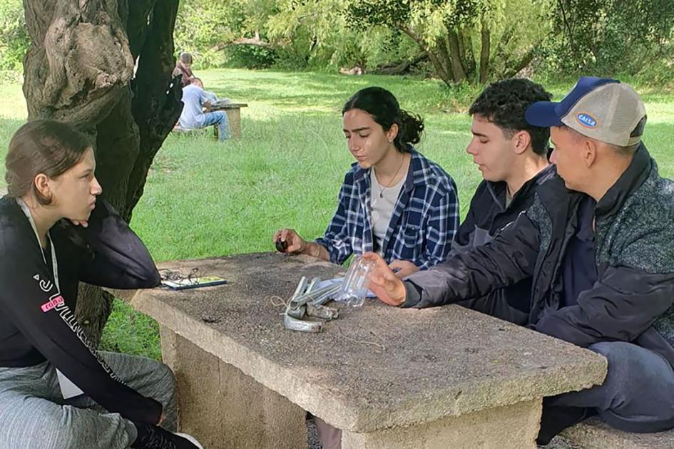 Campamento Latinoamericano de ciencias Estudiantes en un espacio verde