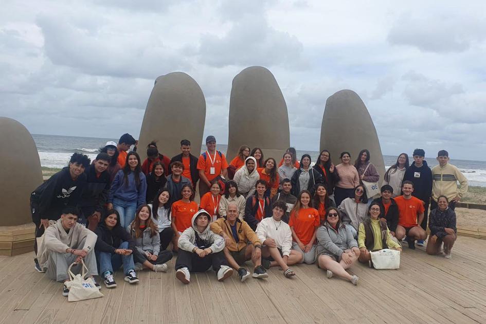 Campamento Latinoamericano de ciencias Estudiantes tomandose una foto en los dedos de Punta del Este