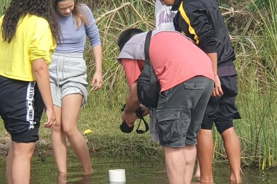 Campamento Latinoamericano de ciencias Estudiantes sacando muestras de un arroyo