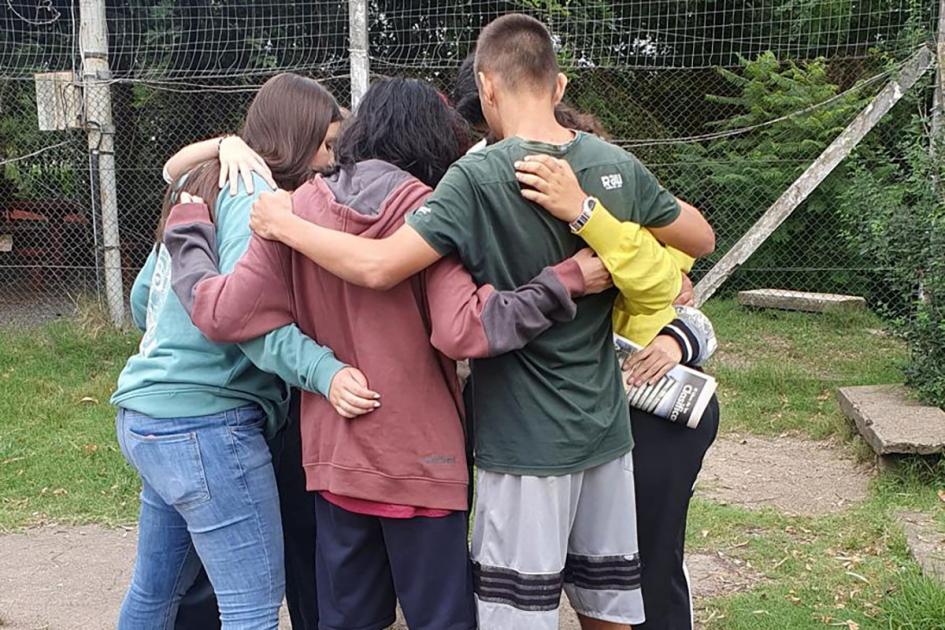 Campamento Latinoamericano de ciencias Estudiantes abrazados