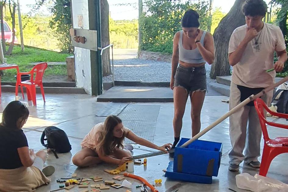 Campamento Latinoamericano de ciencias Estudiantes trabajando en equipo