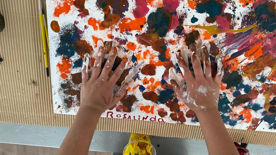 Taller: Gestión de las emociones a través de dinámicas artísticas y culturales Manos en una obra