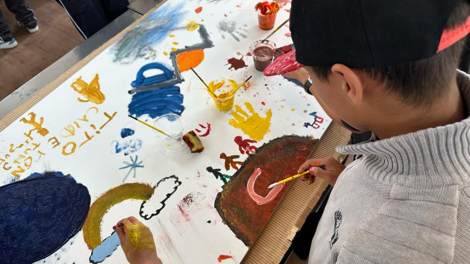 Taller: Gestión de las emociones a través de dinámicas artísticas y culturales Estudiante pintando