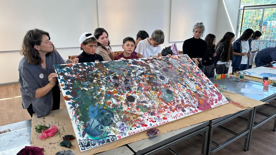 Taller: Gestión de las emociones a través de dinámicas artísticas y culturales Estudiantes mostrando sus obras