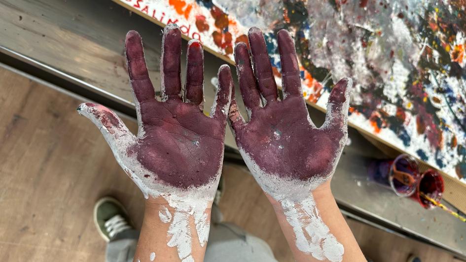 Taller: Gestión de las emociones a través de dinámicas artísticas y culturales Manos pintadas