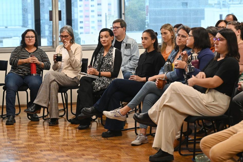 Encuentro DNE: una instancia de diálogo y presentación de lineamientos Personas participando del encuentro