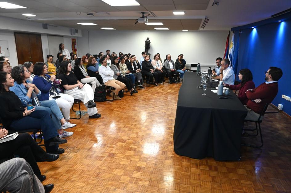 Encuentro DNE: una instancia de diálogo y presentación de lineamientos Personas participando del encuentro
