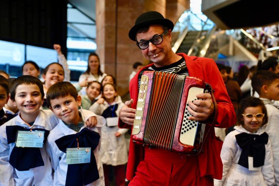 En primera fila: escuelas rurales al Sodre Escolares con músico