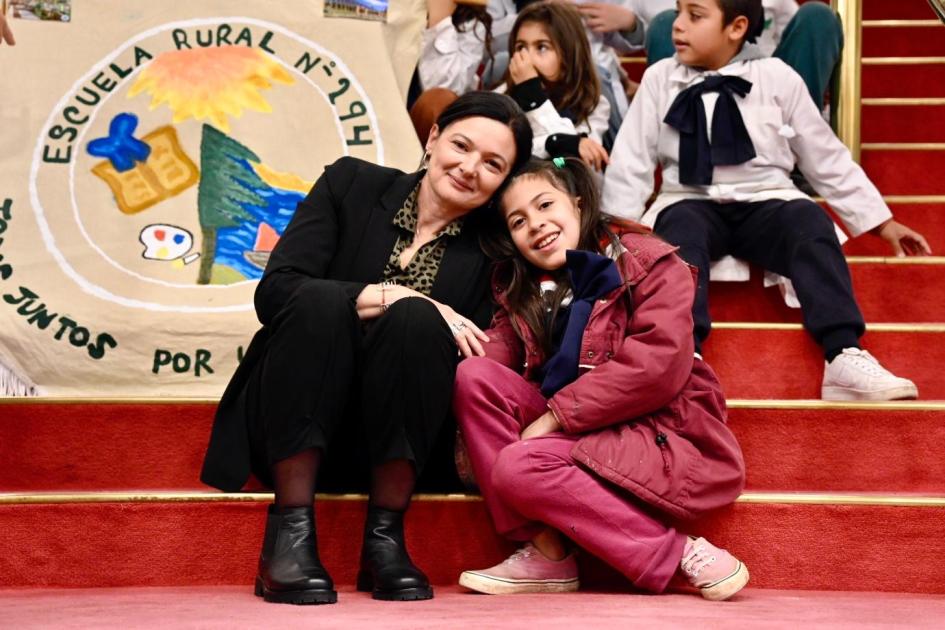 En primera fila: escuelas rurales al Sodre Escolar posando en la escalinata del sodre