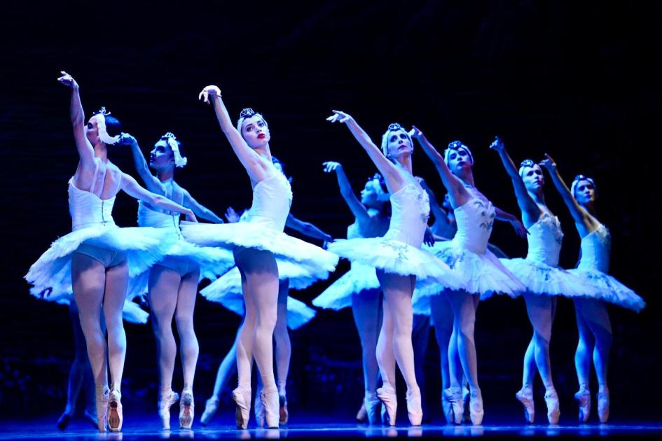 En primera fila: escuelas rurales al Sodre Bailarines en el escenario