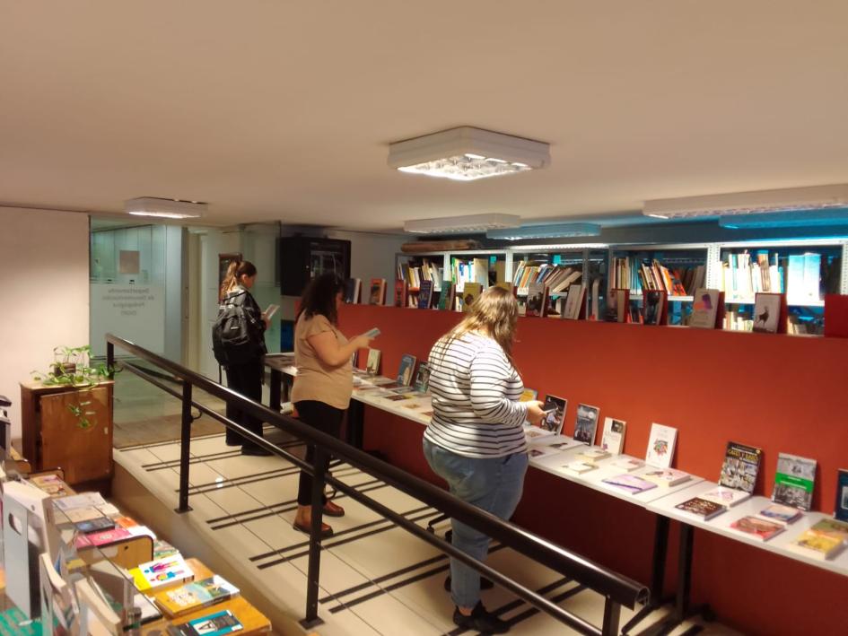 Usuarios visitando la Muestra. Usuarios visitando la Muestra.