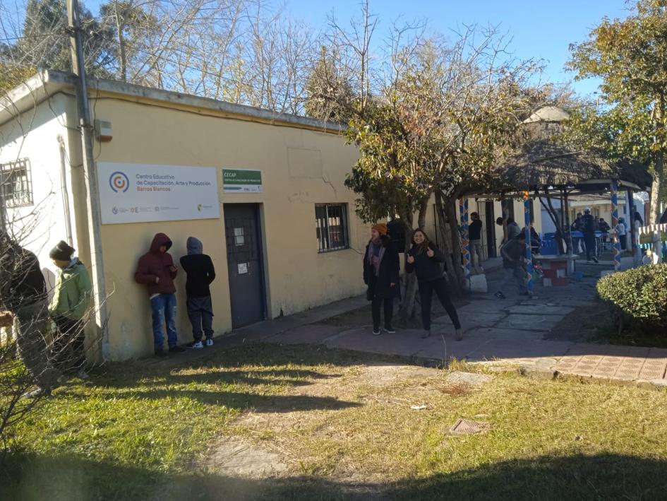Cecap Barros Blancos Estudiantes en la fachada de la institución