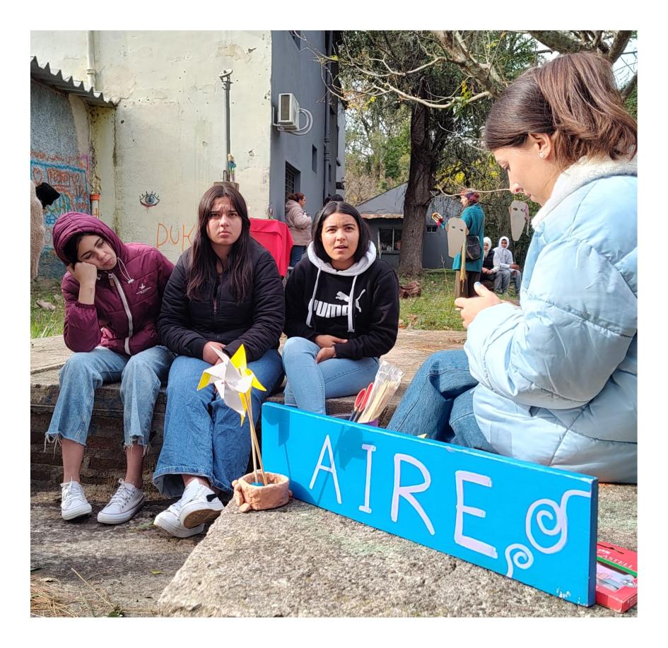Cecap Melo estudiantes sentados al aire libre