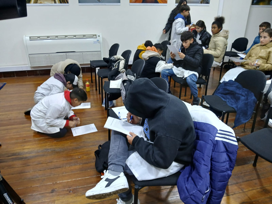 Alumnos realizando juegos didácticos. Alumnos realizando juegos didácticos.