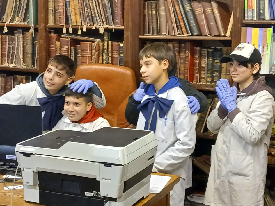 Alumnos en la Biblioteca. Alumnos en la Biblioteca.