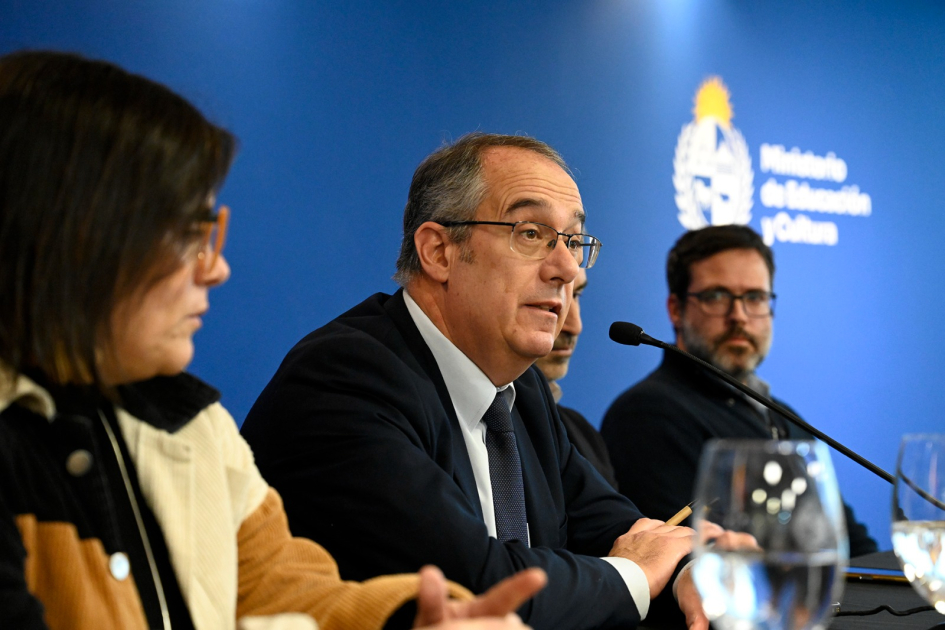 UNED: Un proyecto que nace del diálogo y el intercambio Mesa de autoridades
