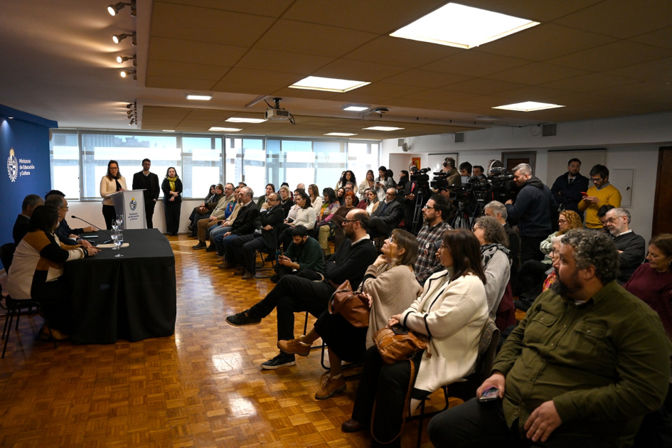 UNED: Un proyecto que nace del diálogo y el intercambio Personas en una conferencia de prensa