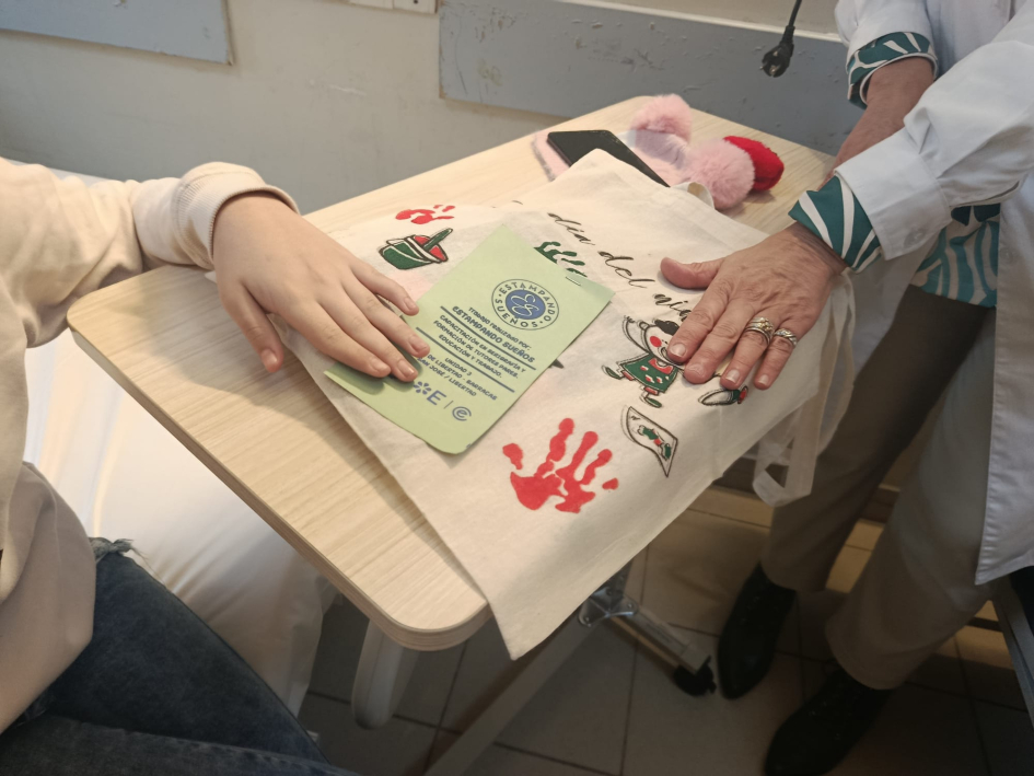 Taller “Estampando Sueños” del PNEC realizó donación al Hospital Pereira Rossell Plano detalle de manos e intervención textil