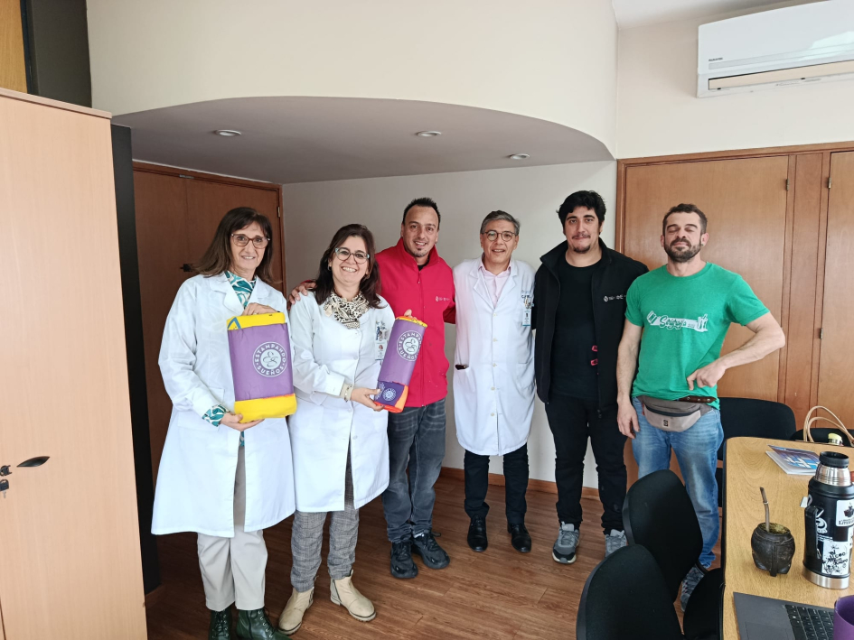 Taller “Estampando Sueños” del PNEC realizó donación al Hospital Pereira Rossell Personas tomándose una foto